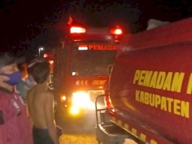 Dua Rumah Panggung di Arungkeke Jeneponto Ludes Dilalap Api, 12 Ternak Ikut Terbakar