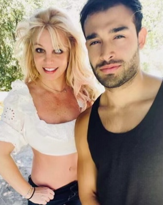 Akhirnya Britney Spears Mengumumkan Pertunangan dengan Sam Asghari