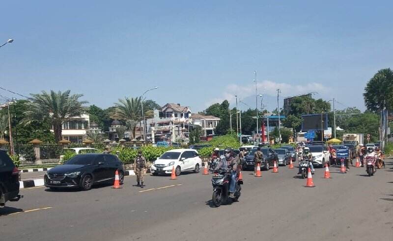 Kemenhub Kaji Pembatasan Penumpang 1 Mobil Maksimal 4 Orang di Puncak Bogor
