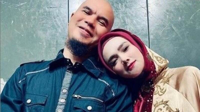 Awalnya Nyantai Bareng, Mulan Jameela Mendadak Ngamuk hingga Pukul Ahmad Dhani Berkali-kali, Kenapa Ya?
