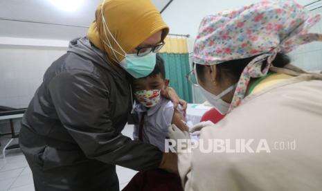 In Picture: Vaksinasi MR di Hari Pertama PTM Terbatas di Kediri