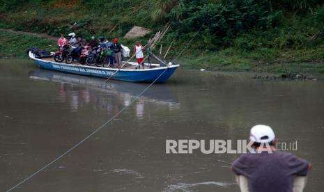 In Picture: Warga Manfaatkan Perahu Seberangi Bengawan Solo