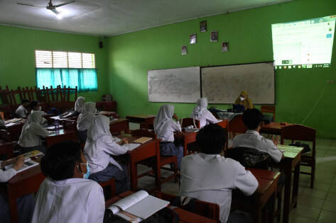 PTM SMA Perdana: Per Kelas 18 Siswa, hanya Belajar Tiga Mapel