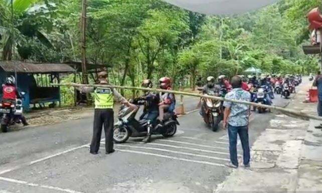 Nekat Piknik saat PPKM, Ratusan Kendaraan Wisatawan Dipaksa Putar Balik