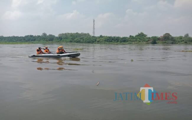 Seorang Pencari Ikan Hanyut di Sungai Brantas Jombang, Kini Masih dalam Pencarian
