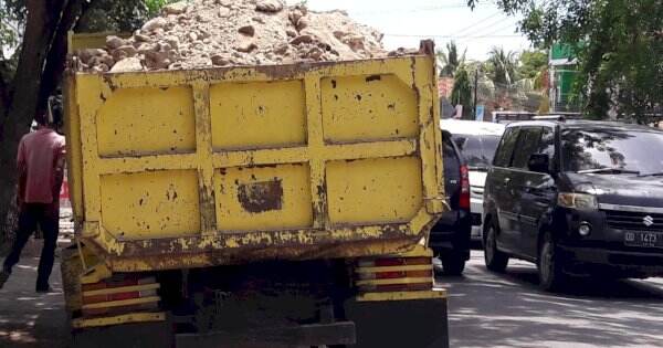 Pengendara di Jeneponto Keluhkan Mobil Truk Pengangkut Timbunan dan Pasir Tak Pakai Terpal