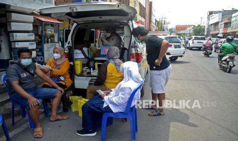 In Picture: Vaksinasi Covid-19 Jemput Bola di Pertokoan Bekasi