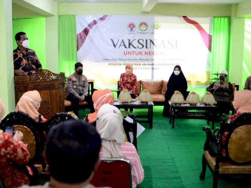 Naoemi Octarina Dampingi Nadiah Zainuddin Amali Hadiri Vaksinasi untuk Negeri di Pesantren An-Nahdlah Makassar