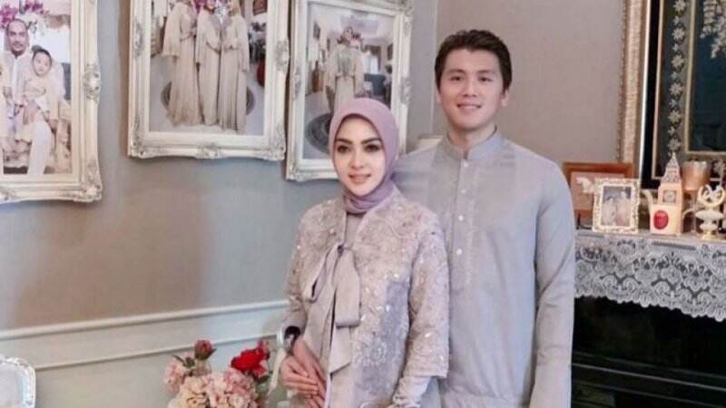 Gaya Mencolok Syahrini Jadi Bahan Gunjingan Lagi, Reino Barack Diduga Tertekan dengan Sikap Sang Istri?