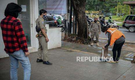 Satpol PP Awasi Kerumunan di Makasar Jaktim