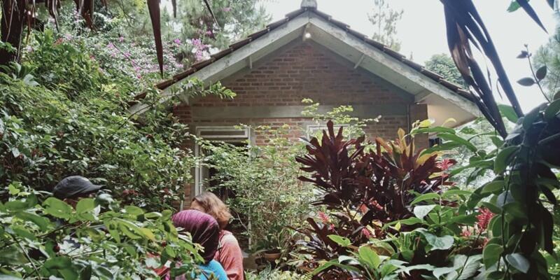 Penampakan Rumah Rocky Gerung, Asri dan Penuh Tumpukan Buku