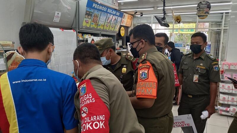 Satpol PP Jakbar Tutup Stiker dan Poster Rokok di Minimarket