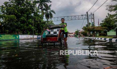 Warga Sentral Rangkasbitung Mengungsi Karena Banjir