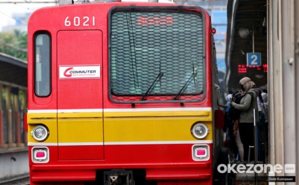 KRL Gangguan di Stasiun Serpong, Penumpang Diminta Pindah Rangkaian