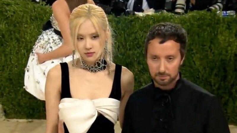 Cantiknya Rose BLACKPINK Pakai Gaun Hitam Debut di Met Gala 2021