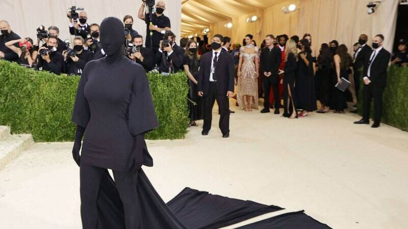Head-to-Toe Serba Hitam, Kim Kardashian Tampil Misterius di Met Gala
