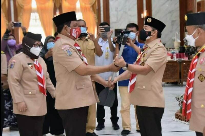 Syamsuri Arsyad Terima Perahu Karet Kwarcab Pramuka HSS
