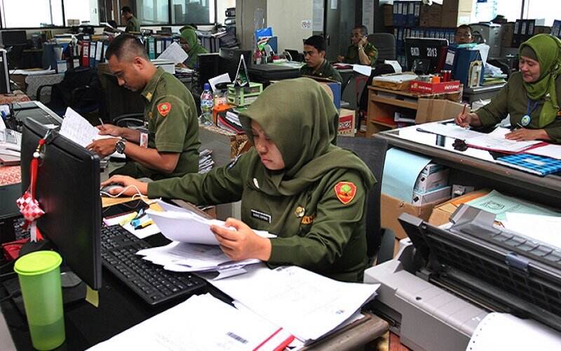 PNS Sering Bolos Kerja Bisa Kena Sanksi Potong Tukin hingga Pemecatan