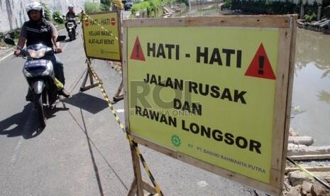 Longsor Menutup Jalan Antarkecamatan di Trenggalek