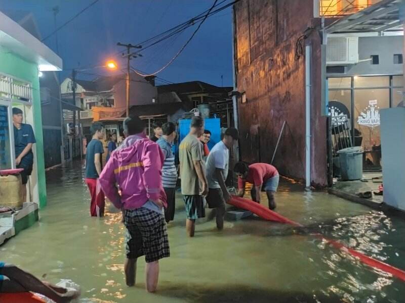Warga Rangkasbitung Gunakan Pompa Air Surutkan Banjir