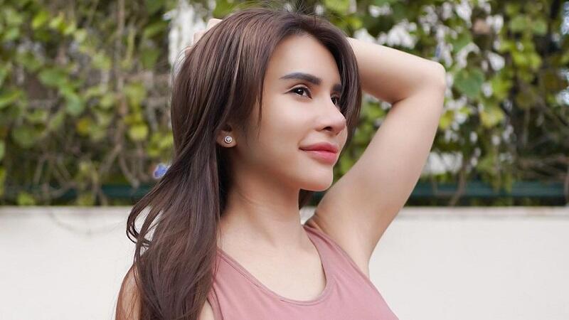 Pamer Pose Seksi, Maria Vania: Semoga Makin Betah Mandangin