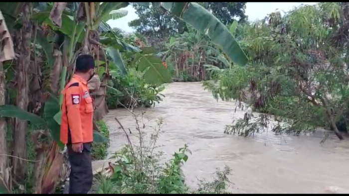 Bocah 11 Tahun Hilang Terseret Arus Banjir di Kota Serang