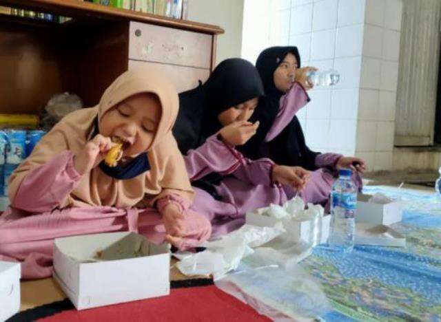 Alquran dan Sains Ungkap Makan-Minum Sambil Duduk Lebih Sehat, Ini Buktinya