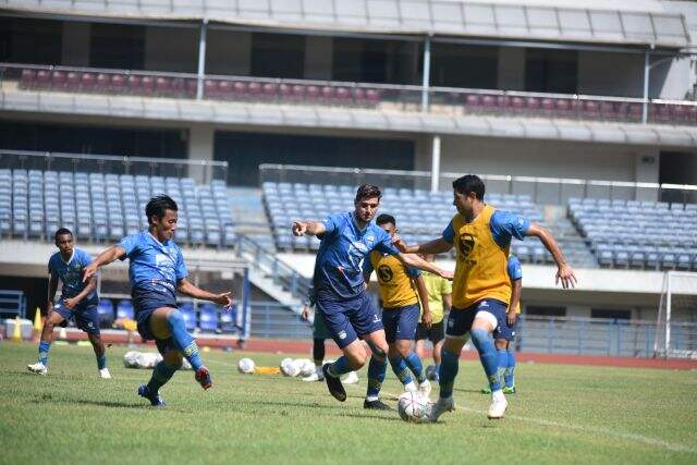 Lawan Bali United, Persib Bandung Terancam Tak Diperkuat Bek Andalan