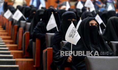 Wanita Afghanistan di Luar Negeri Tolak Pakaian Serba Hitam