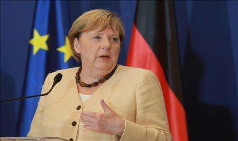 Warga Uni Eropa Lebih Suka Angela Merkel daripada Macron