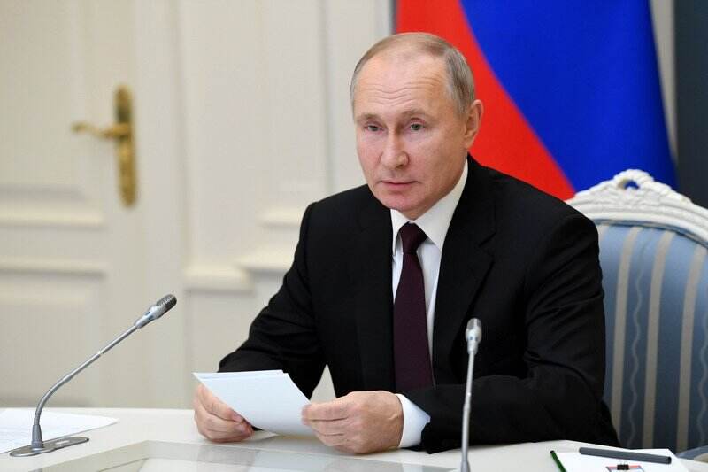 Presiden Putin Isolasi Mandiri Pasca-Rombongannya Positif Covid-19