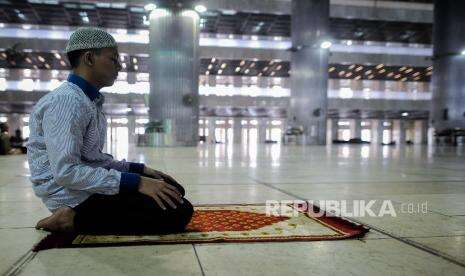 Tak Hafal Surat, Bolehkah Sholat Sambil Membaca Alquran?
