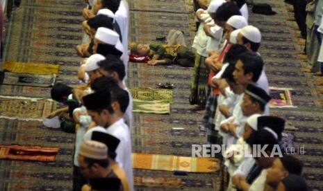 Mengapa Sholat Ashar Disebut Sholat Tengah dan Harus Dijaga?