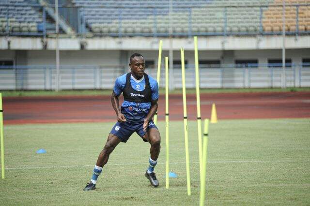 3 Striker Tajam yang Membuat Kewalahan Bek Persib Bandung Victor Igbonefo