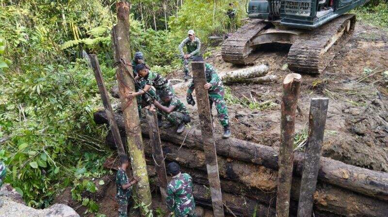 TNI-Polri Bangun Kembali Jembatan Penghubung di Papua Barat yang Dihancurkan KKB