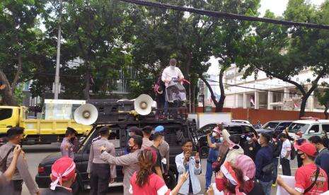 PPKM Dilarang Berkerumun, tapi Demo Anies Dibiarkan Polisi