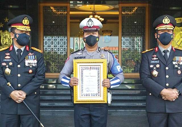 Mengenal Brigadir Budiman, Anggota Polda Jatim yang Peduli pada ODGJ