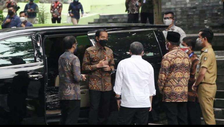 Dampingi Kunker Presiden, Gibran Kikuk