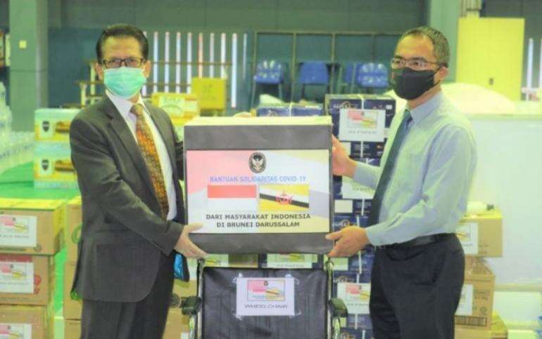 Dubes Sujatmiko Serahkan Bantuan Komunitas WNI Untuk Penanganan Covid-19 Di Brunei Darussalam