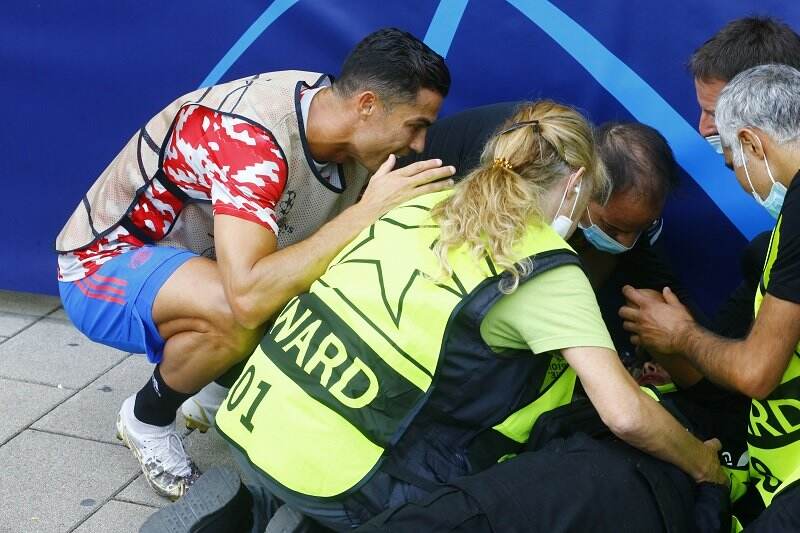 Waduh! Tendangan Keras Cristiano Ronaldo Hantam Petugas di Liga Champions, Aksi CR7 Hampiri Korban Jadi Sorotan