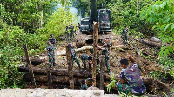 Dihancurkan KNPB, TNI Bangun Lagi Jembatan di Maybrat