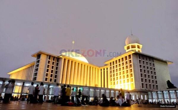Cek Fakta: Kubah Masjid Istiqlal Dipasangi Lampu Warna-warni Mirip Diskotek, Benarkah?