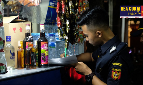 Bea Cukai Periksa Pemilik Minuman Keras Pita Cukai Palsu