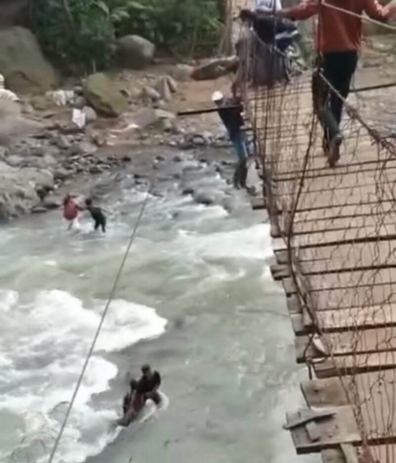 Ngeri! Satu Keluarga di Lebak Terjatuh dari Jemabatan Gantung; Ibu dan Anak Nyemplung ke Sungai, Sang Ayah Bergelantungan
