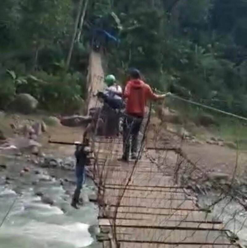 Warga Lebak Terjatuh dari Jembatan Ciberang yang Rusak