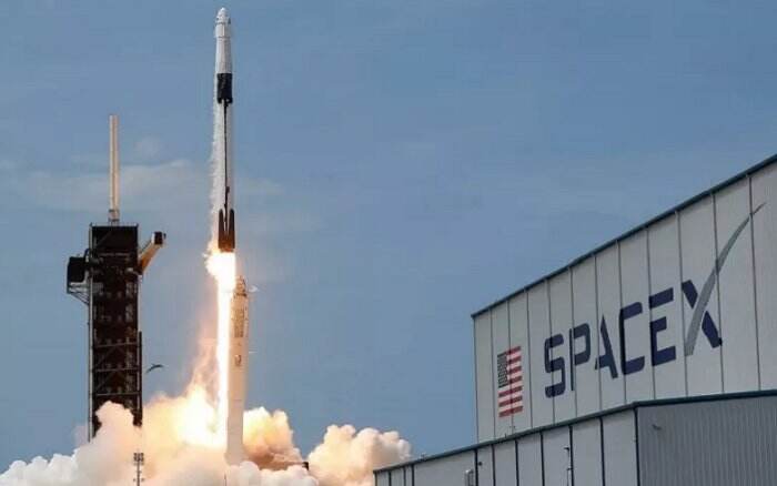 SpaceX Angkut Turis ke Luar Angkasa, Biayanya Rp783 Miliar!