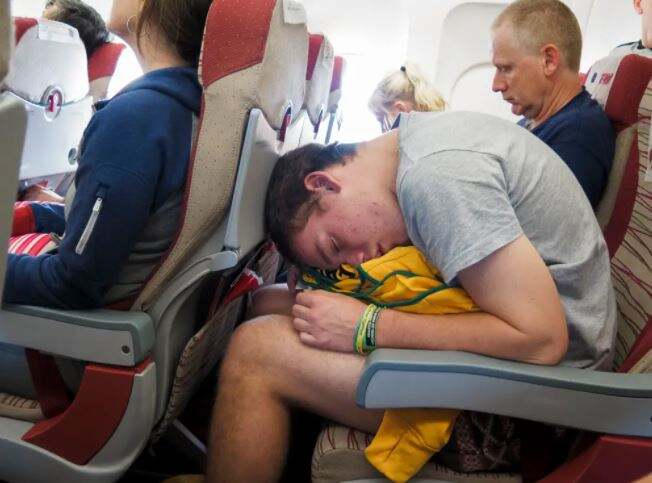 Jangan Tidur Terlalu Nyenyak di Pesawat, Bisa Begini Akibatnya!
