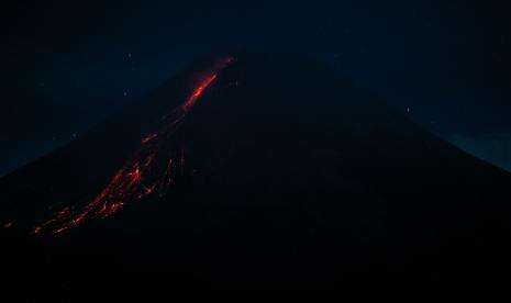 Gunung Merapi Luncurkan Guguran Lava Pijar 10 Kali