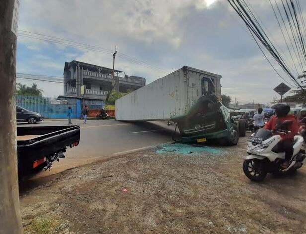 Truk Peti Kemas Terguling di Tangerang, Tutup Jalan dan Bikin Macet hingga 2 Km