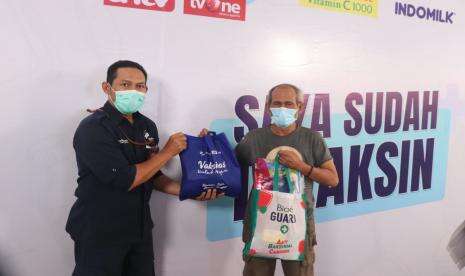 Dukung Vaksinasi, Bakrie Amanah Bagikan Sembako